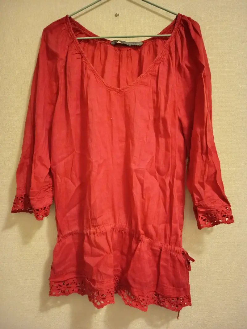 Blusa roja con encaje - 2