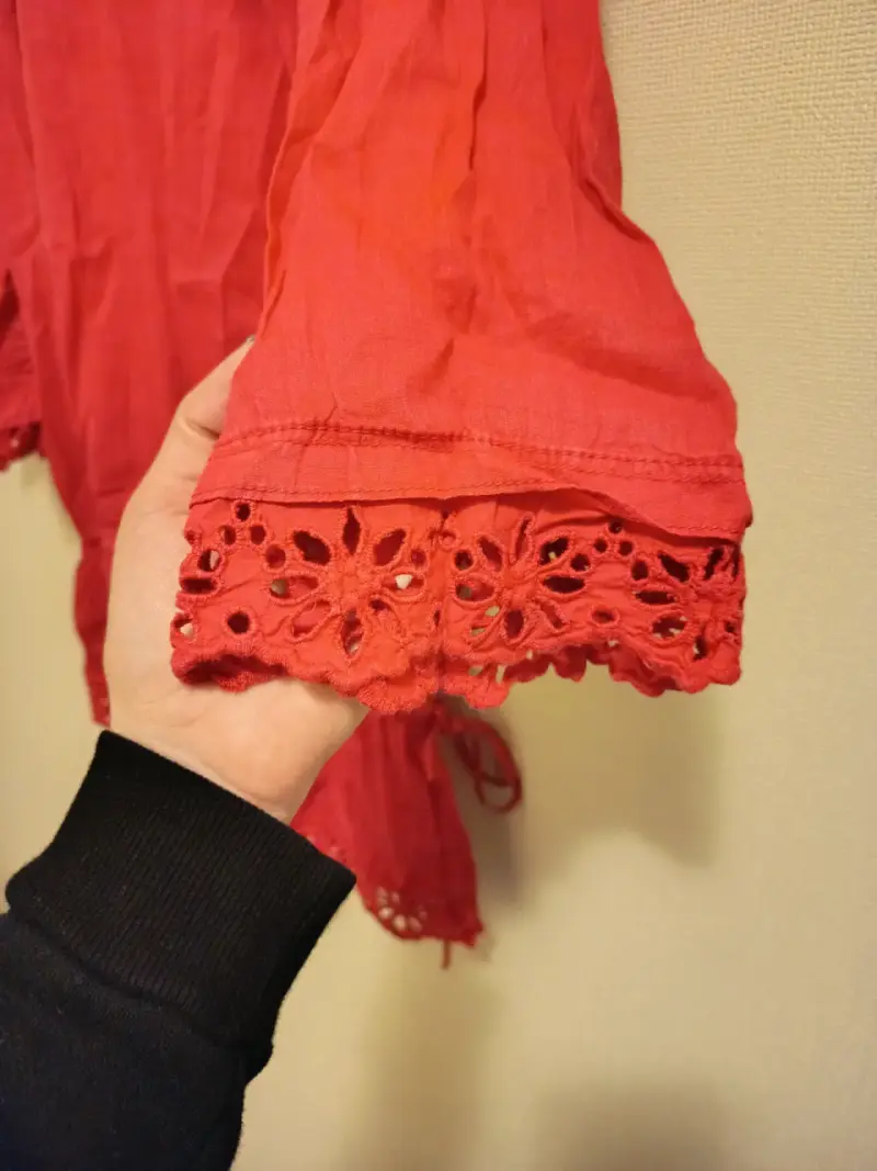 Blusa roja con encaje - 3