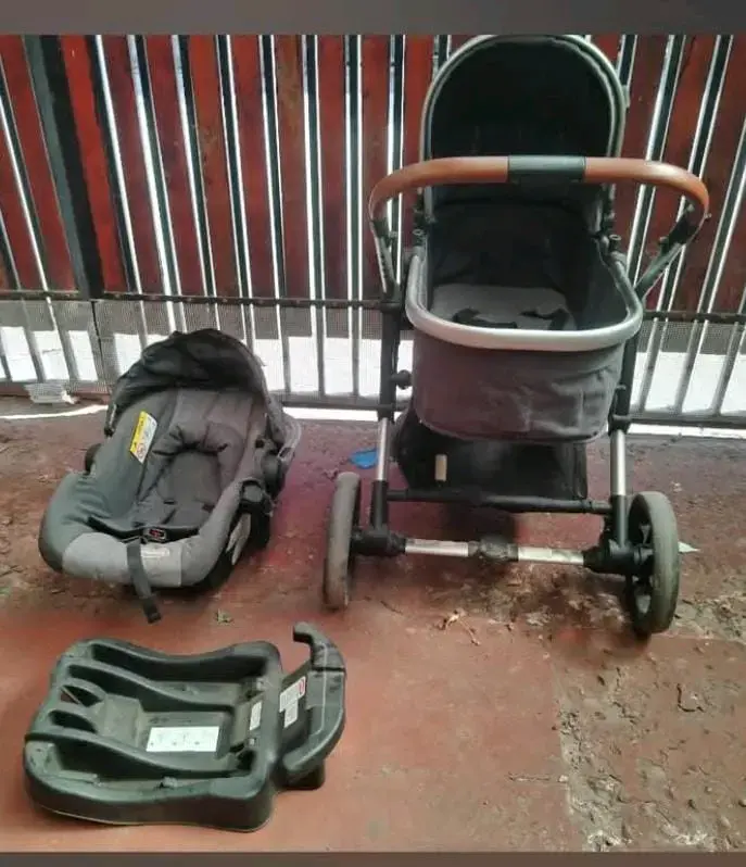Coche de bebé con silla y base