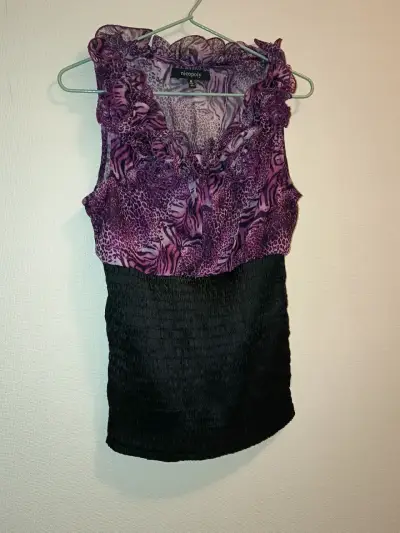 Blusa estampada morada y negra - miniatura 1