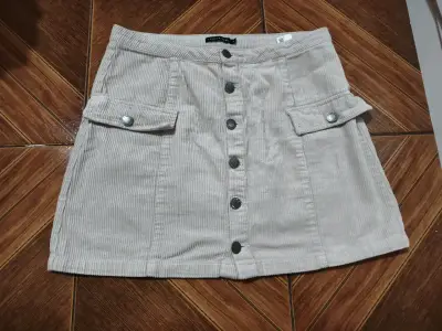 Falda beige con botones - miniatura 1