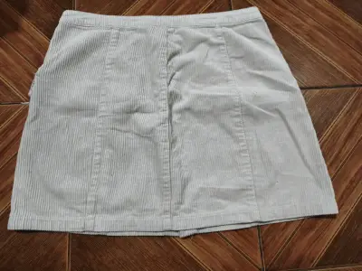 Falda beige con botones - miniatura 2