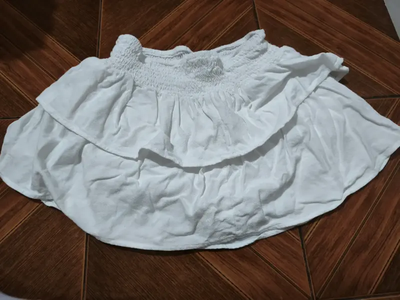 Falda blanca con vuelos - 1