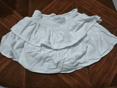 Falda blanca con vuelos - miniatura 1