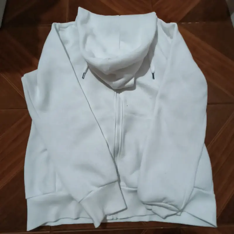 Polerón blanco con capucha