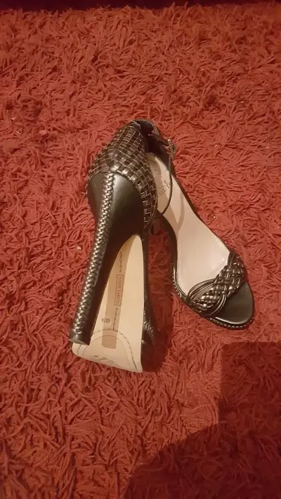 Tacones altos negros de diseñador VINCE CAMUTO - miniatura 1