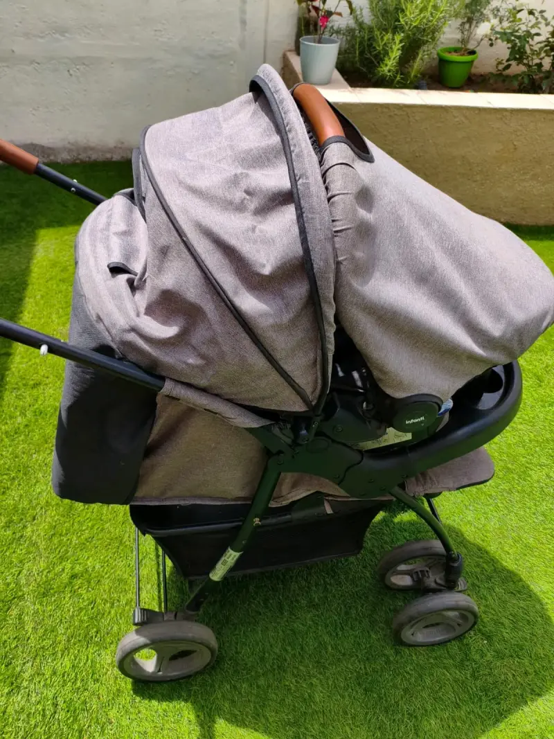 Coche de bebé gris plegable - 1