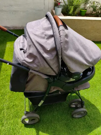 Coche de bebé gris plegable - miniatura 1