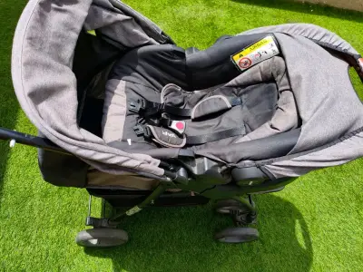 Coche de bebé gris plegable - miniatura 2