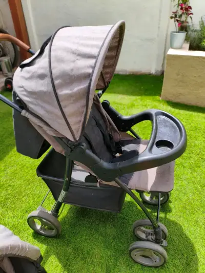 Coche de bebé gris plegable - miniatura 3