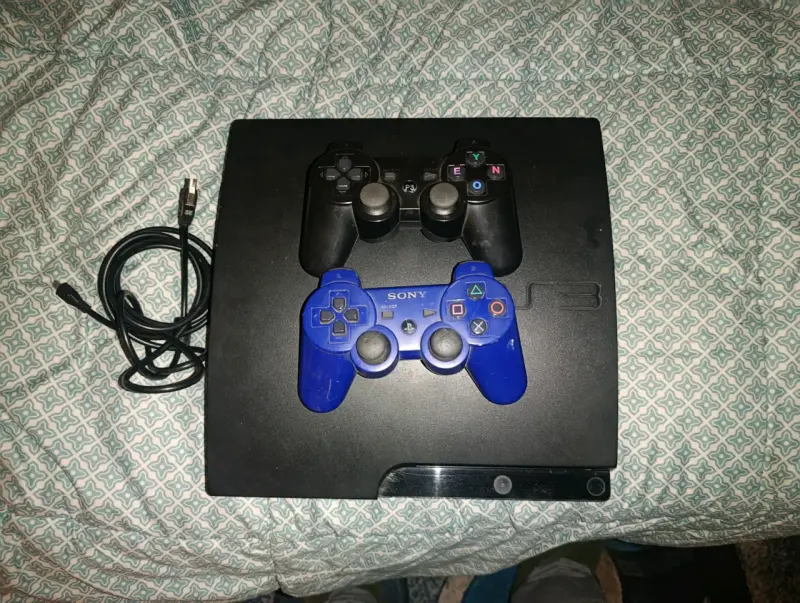 Ps3 slim + 2 controles con detalles - 1