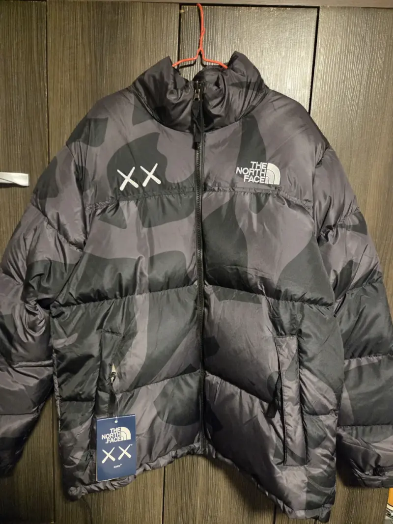 Chaqueta TNF x KAWS Nuptse 700 (Nueva) - 1