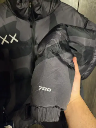 Chaqueta TNF x KAWS Nuptse 700 (Nueva) - miniatura 2