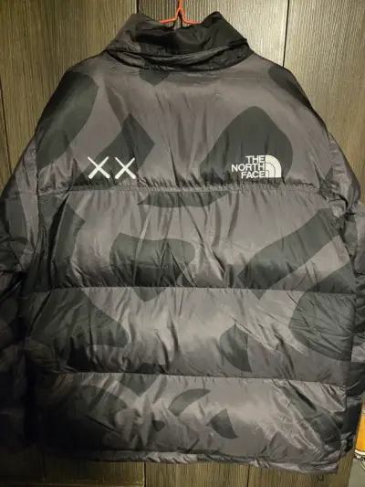 Chaqueta TNF x KAWS Nuptse 700 (Nueva) - miniatura 3