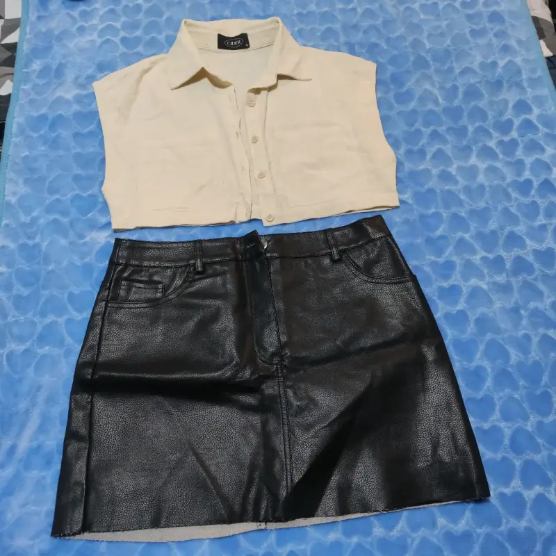 Conjunto blusa beige y falda negra - 1