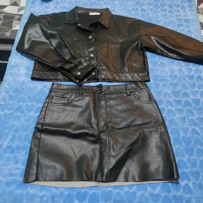 Conjunto blusa beige y falda negra - 2