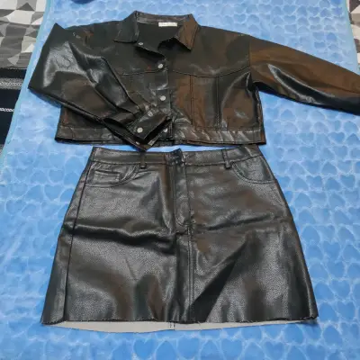 Conjunto blusa beige y falda negra - miniatura 2