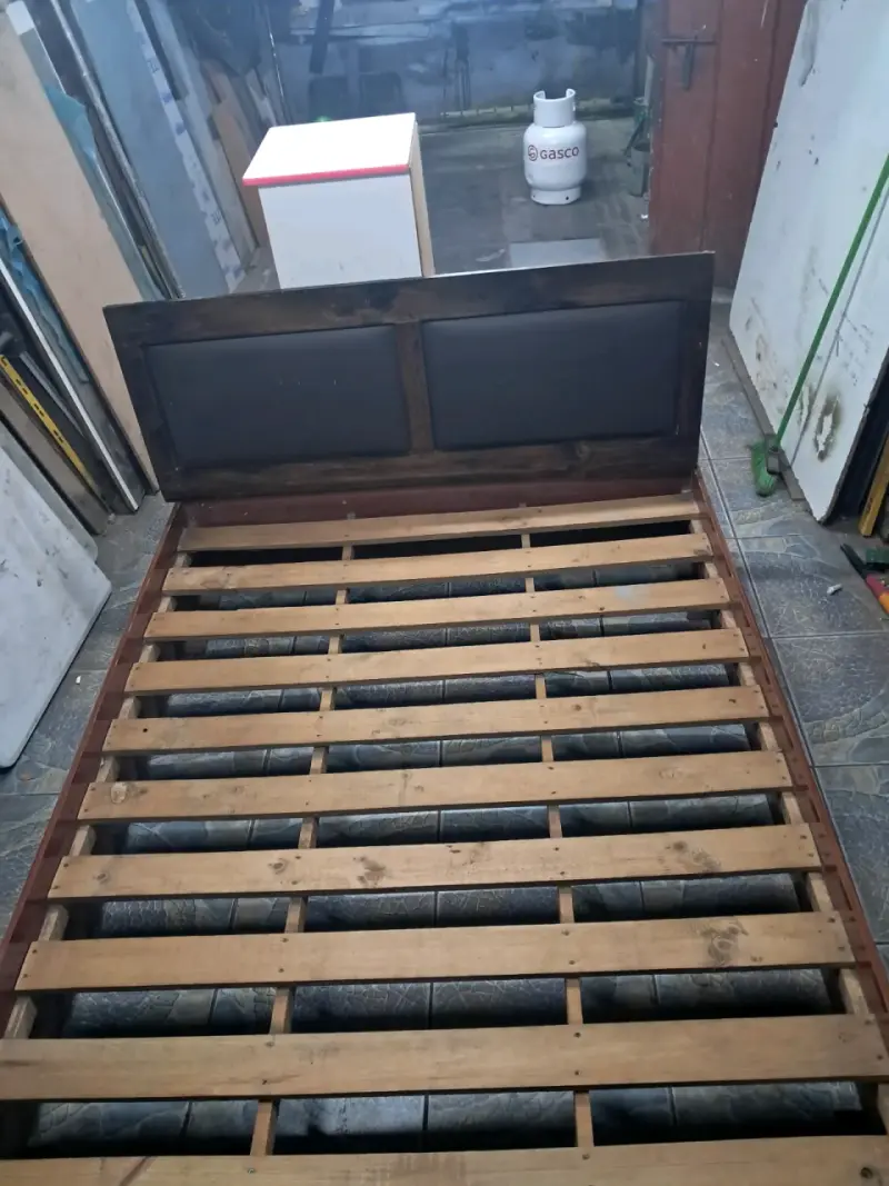 Cama con base de madera y respaldo de bien firme - 1
