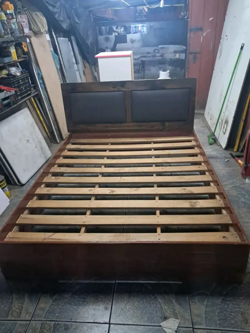 Cama con base de madera y respaldo de bien firme - 2