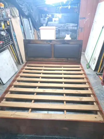 Cama con base de madera y respaldo de  bien firme - miniatura 3