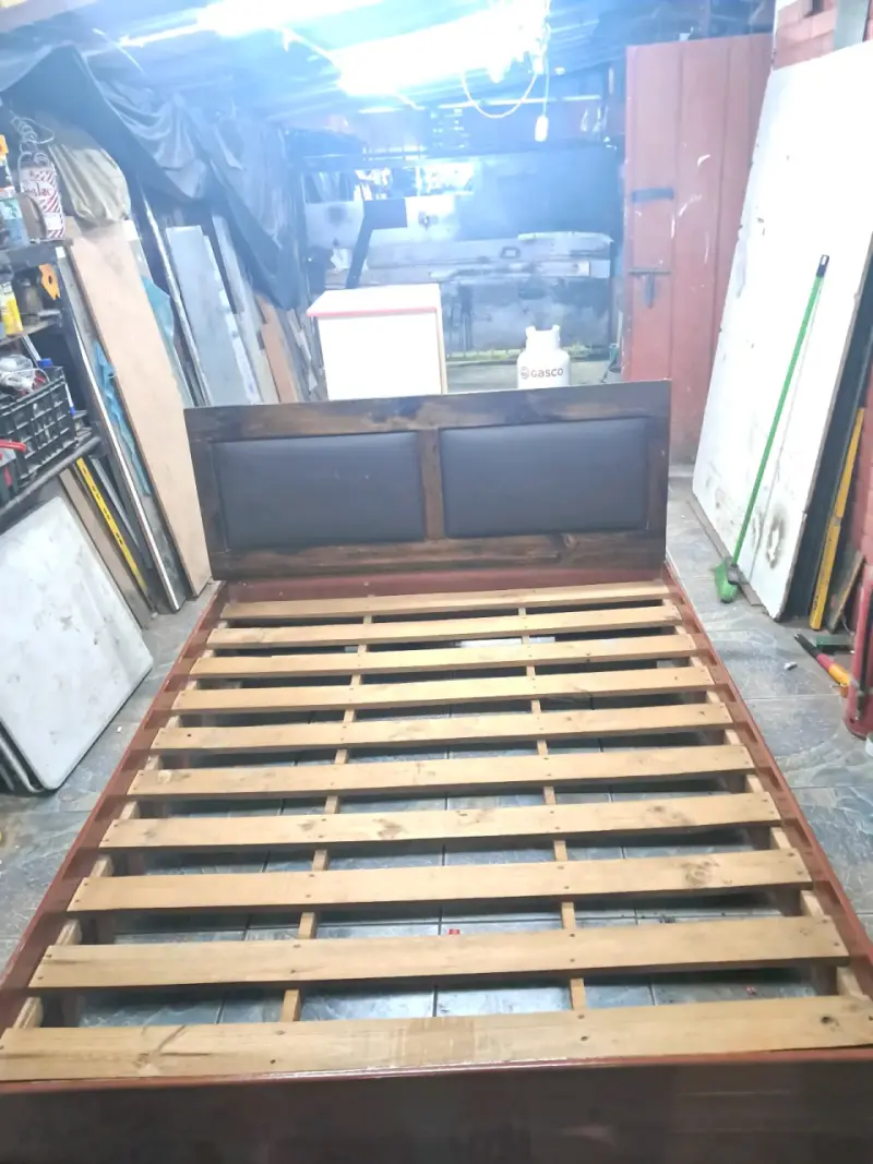 Cama con base de madera y respaldo de bien firme - 4