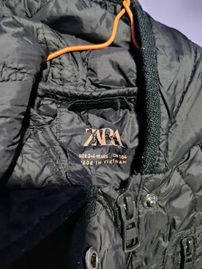 Chaqueta negra acolchada para niño - miniatura 2