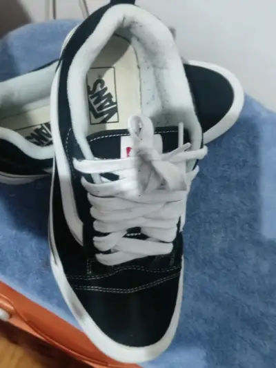 Zapatillas Vans negras y blancas - miniatura 4