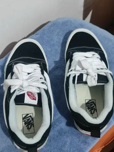 Zapatillas Vans negras y blancas - miniatura 5