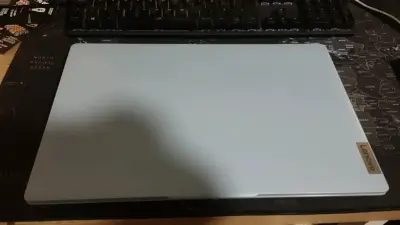 Notebook Lenovo color celeste excelente estado - miniatura 3