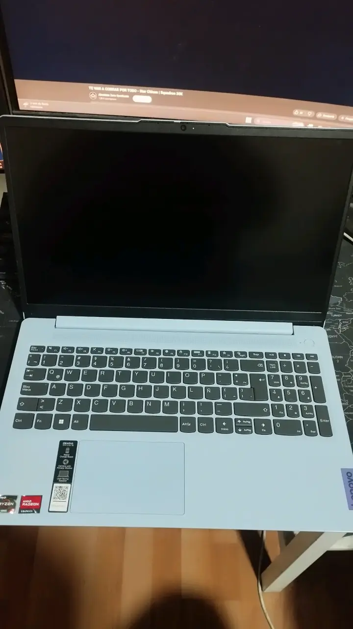 Notebook Lenovo color celeste excelente estado - 4