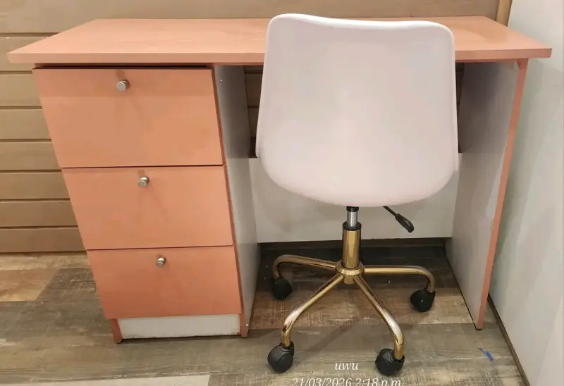 Escritorio con silla rosada. - 1