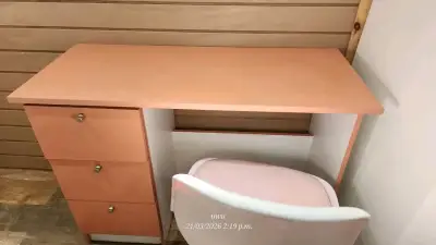 Escritorio con silla rosada. - miniatura 2
