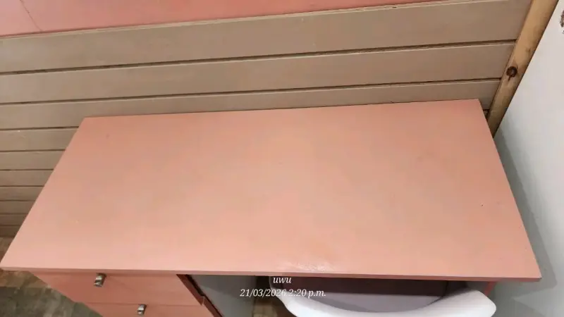 Escritorio con silla rosada. - 3