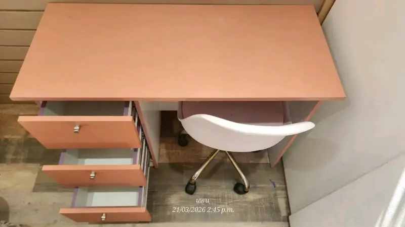 Escritorio con silla rosada. - 4