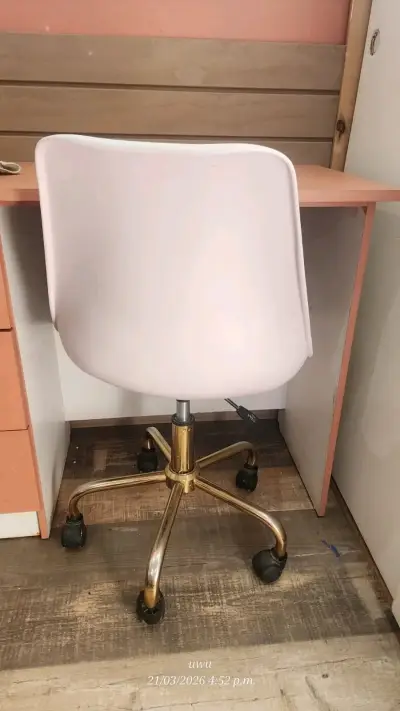 Escritorio con silla rosada. - miniatura 5