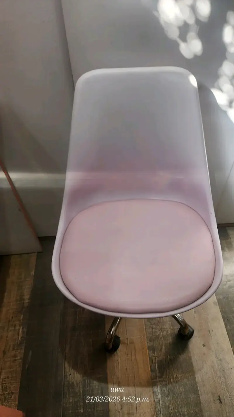 Escritorio con silla rosada. - 6