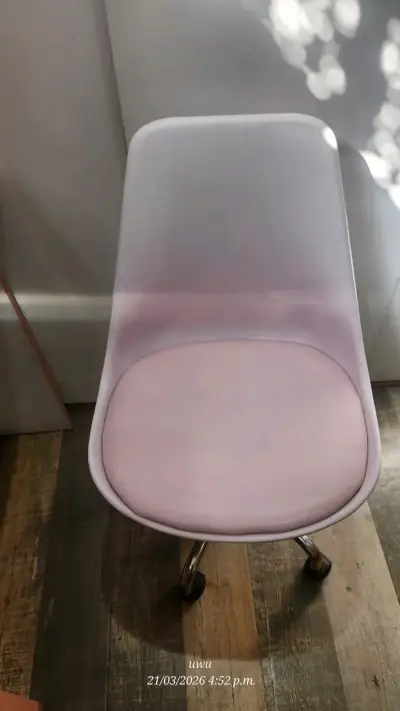 Escritorio con silla rosada. - miniatura 6