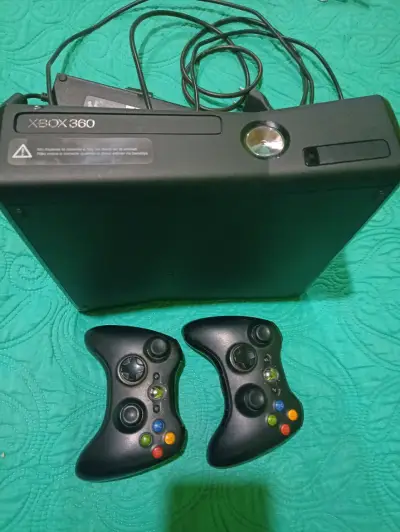 Consola Xbox 360 con dos controles - miniatura 1