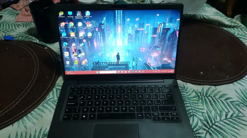 Laptop negra Dell a 200.000 mil pesos - 1