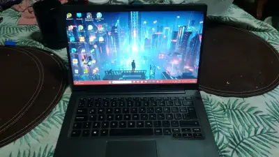Laptop negra Dell a 200.000 mil pesos - miniatura 1