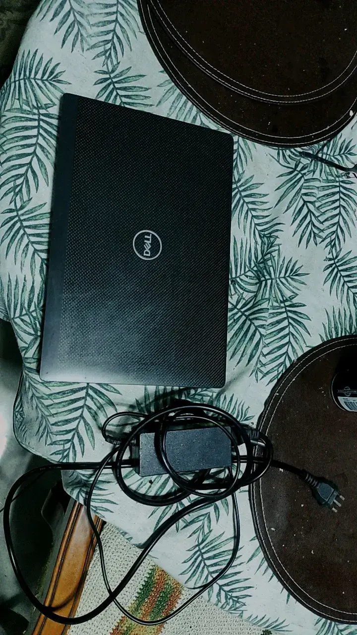 Laptop negra Dell a 200.000 mil pesos - 5