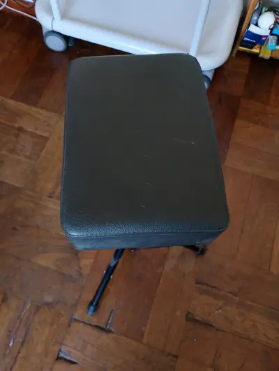 Vendo apoya brazo y máquina de tattoo - miniatura 2
