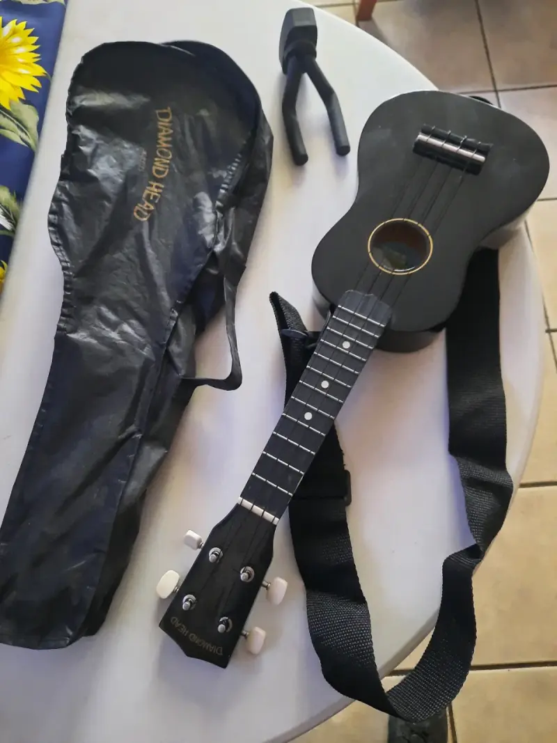 Ukulele negro Diamond Head