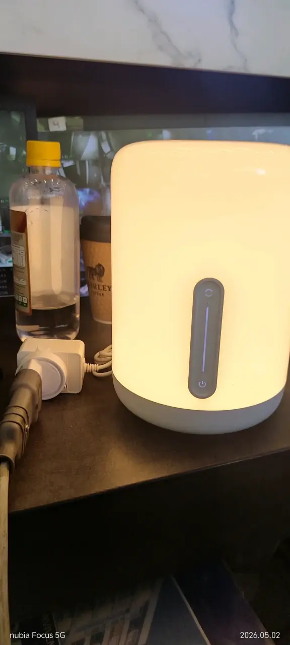 Lámpara LED moderna blanca