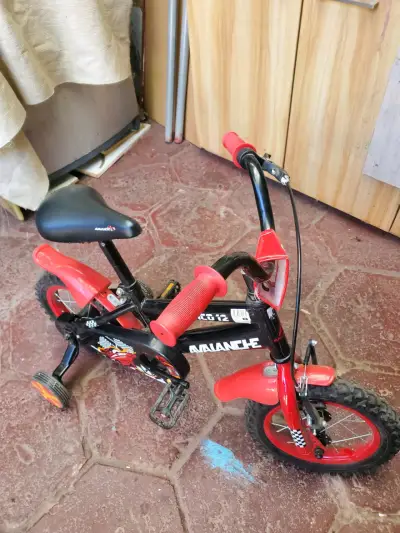 Bicicleta infantil negra y roja - miniatura 1