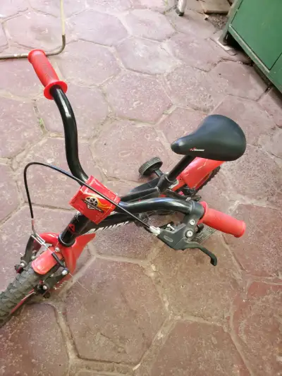 Bicicleta infantil negra y roja - miniatura 4