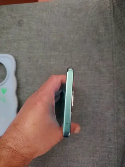 Celular con carcasa protectora - miniatura 4