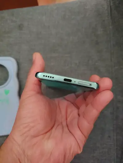 Celular con carcasa protectora - miniatura 5