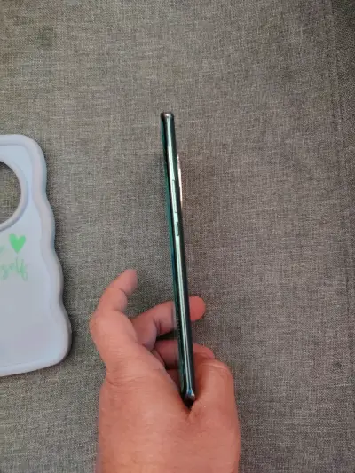 Celular con carcasa protectora - miniatura 6