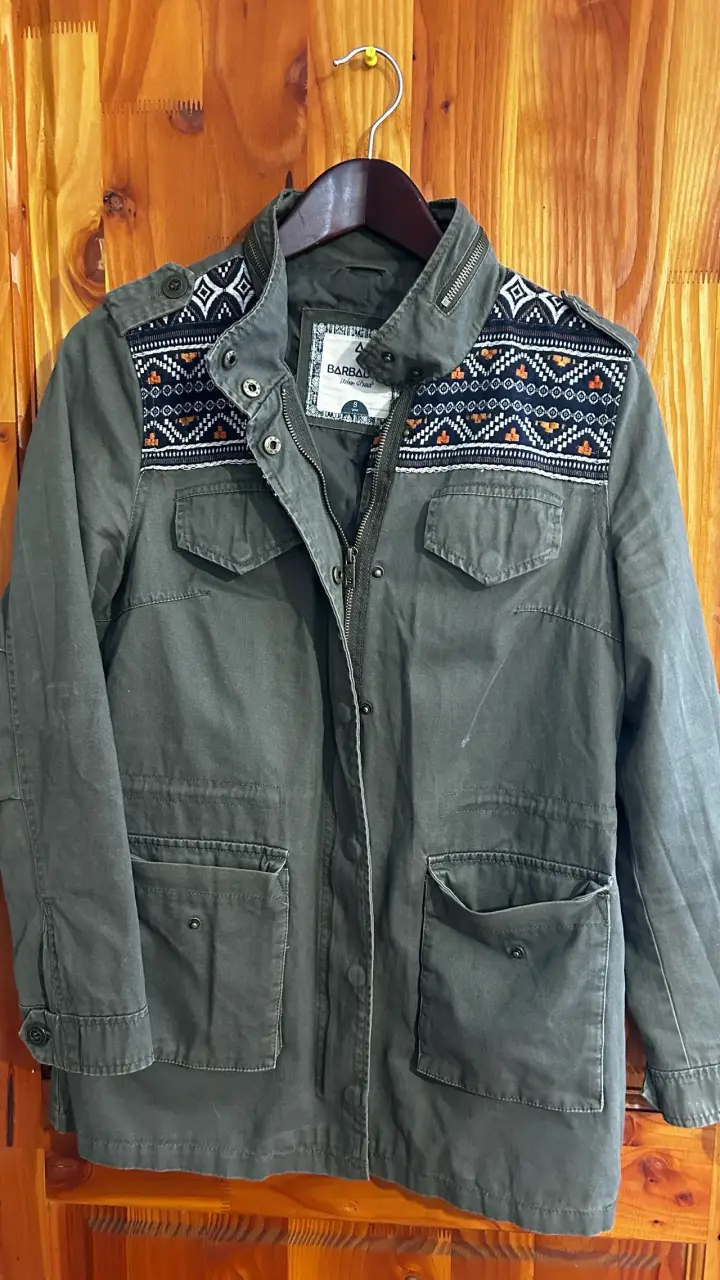 Chaqueta verde con detalles étnicos - 1